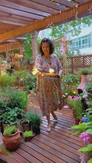 Deze set van 2 solar tuinlampen heeft 16 krachtige LED-lampen en biedt warm wit licht voor een sfeervolle tuin