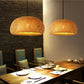 Natuurlijke bamboe lamp aan plafond in restaurantdecor