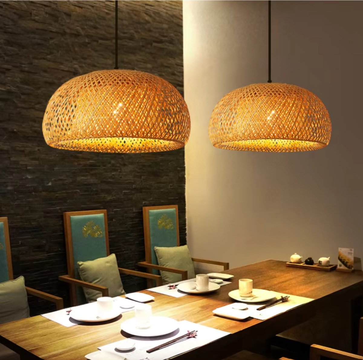 Natuurlijke bamboe lamp aan plafond in restaurantdecor