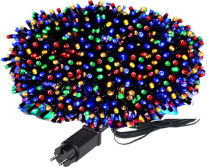 Close-up van RGB lichtsnoer buiten – felle kleuren op houten schutting voor tuinverlichting