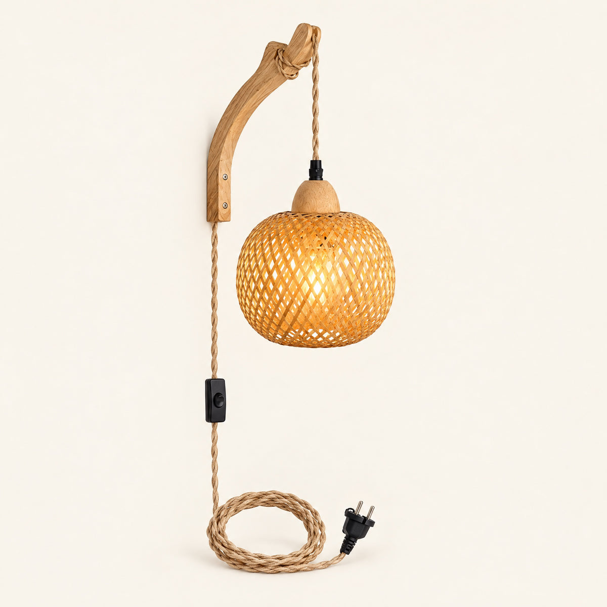 Bamboe wandlamp met gevlochten bolkap aan een gebogen houten arm, lamp aan