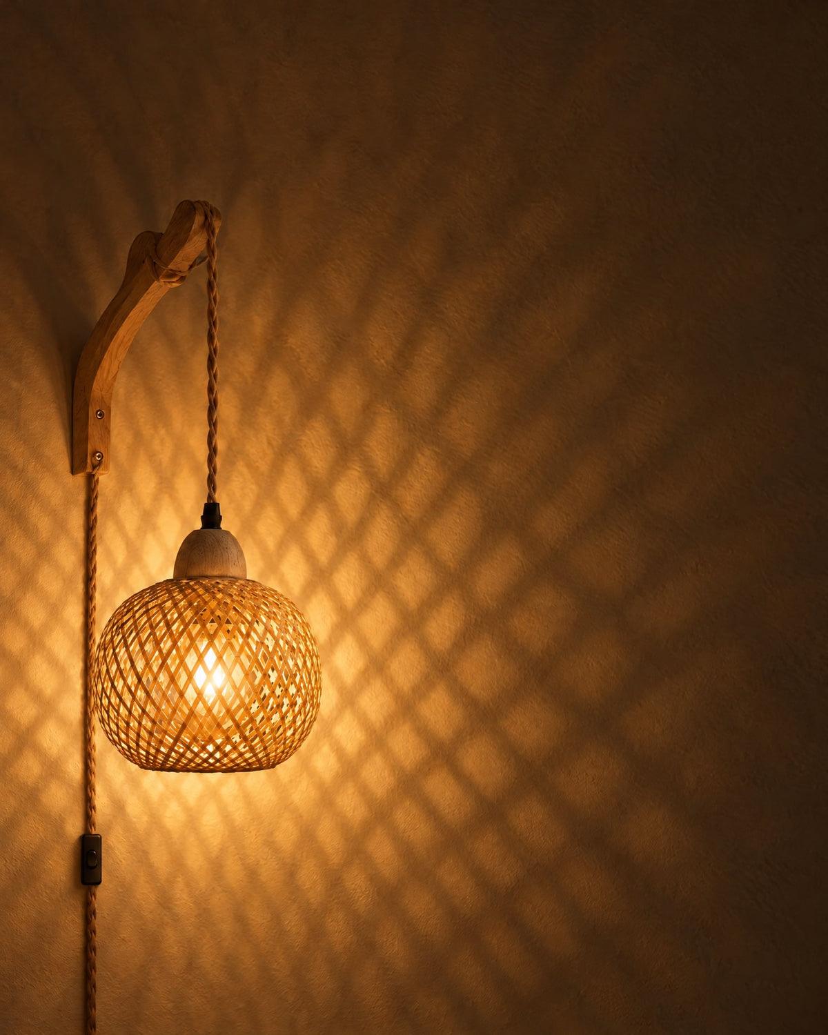 Bamboe wandlamp met snoer en schakelaar langs de muur, het licht tekent een ruitpatroon op de muur