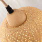 Close-up van het dunne bamboe vlechtwerk en de houten kap van de wandlamp