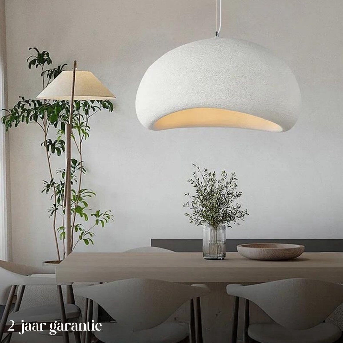 Hanglamp van natuurlijk materiaal met Wabi-Sabi esthetiek, geschikt voor elke kamer.