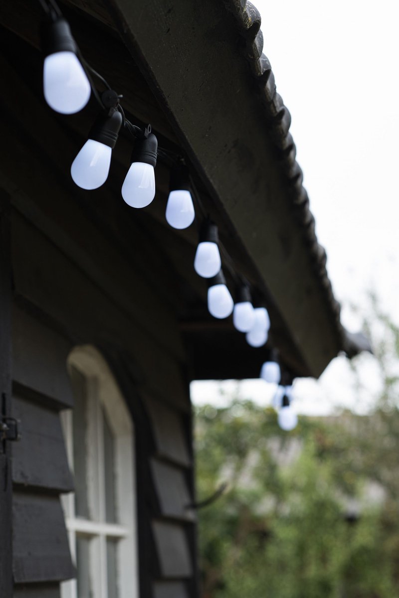 Sfeervol solar LED lichtsnoer met app-bediening en dimbare RGB-kleuren, ideaal voor tuin en terras.